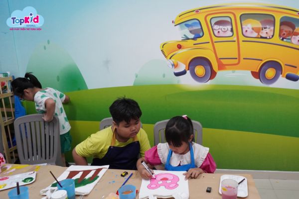 Hình ảnh bé tự do sáng tạo tại workshop dạy vẽ cho bé Topkid Art dưới sự hướng dẫn của giáo viên giàu kinh nghiệm