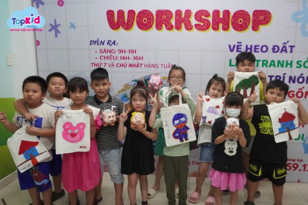 Hình ảnh bé tự do sáng tạo tại workshop dạy vẽ cho bé Topkid Art dưới sự hướng dẫn của giáo viên giàu kinh nghiệm