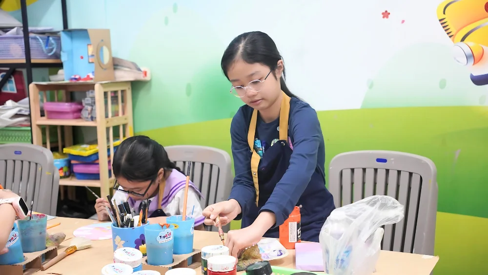 Hình ảnh hoạt động dạy vẽ cho bé tại topkid art