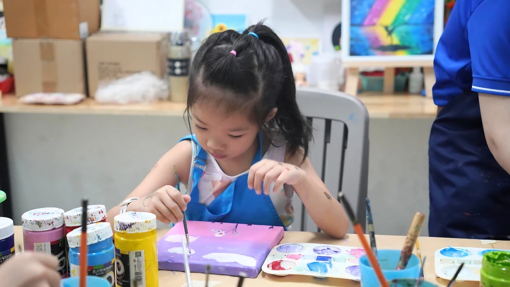 Hình ảnh hoạt động dạy vẽ cho bé tại topkid art