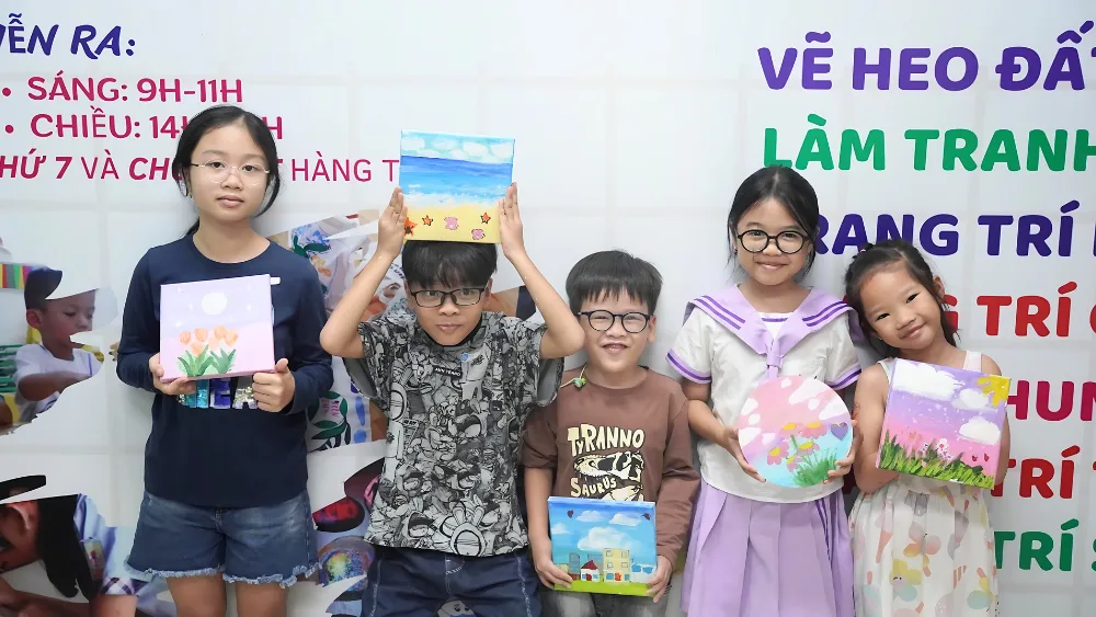 Hình ảnh hoạt động dạy vẽ cho bé tại topkid art