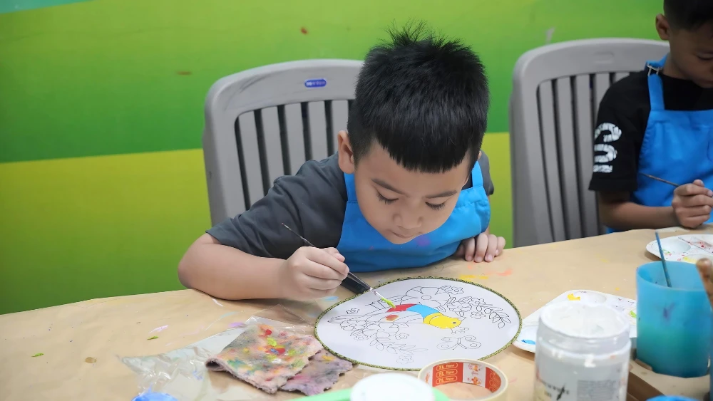 Hình ảnh hoạt động dạy vẽ cho bé tại topkid art