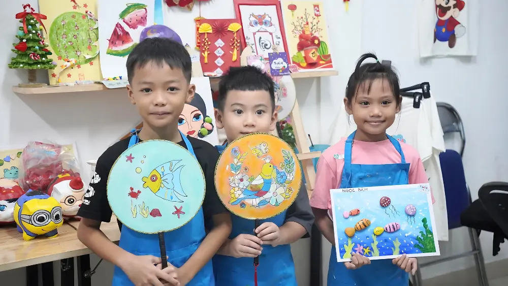 Hình ảnh hoạt động dạy vẽ cho bé tại topkid art