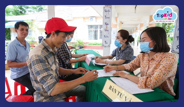 Cán bộ tuyển sinh ghi giấy hẹn nhập học