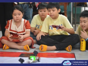 Trẻ đắm chìm trong cuộc thi robotics