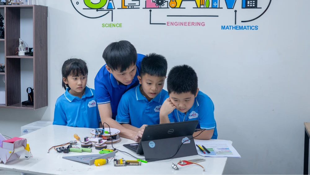 Hình ảnh lớp học TOPKID STEAM robotics