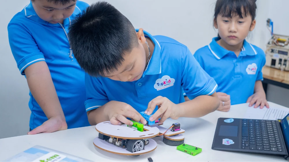 Hình ảnh lớp học TOPKID STEAM robotics