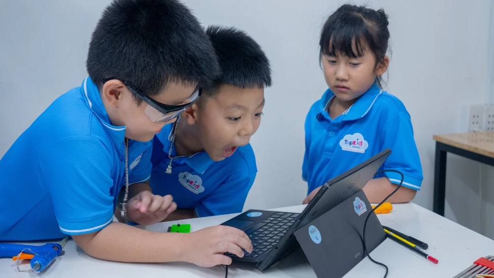 Hình ảnh lớp học TOPKID STEAM robotics