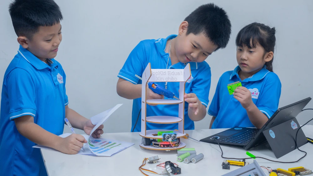 Hình ảnh lớp học TOPKID STEAM robotics