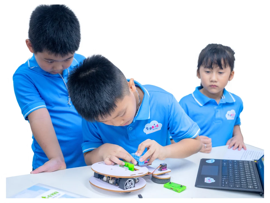 Hình ảnh lớp học TOPKID STEAM robotics