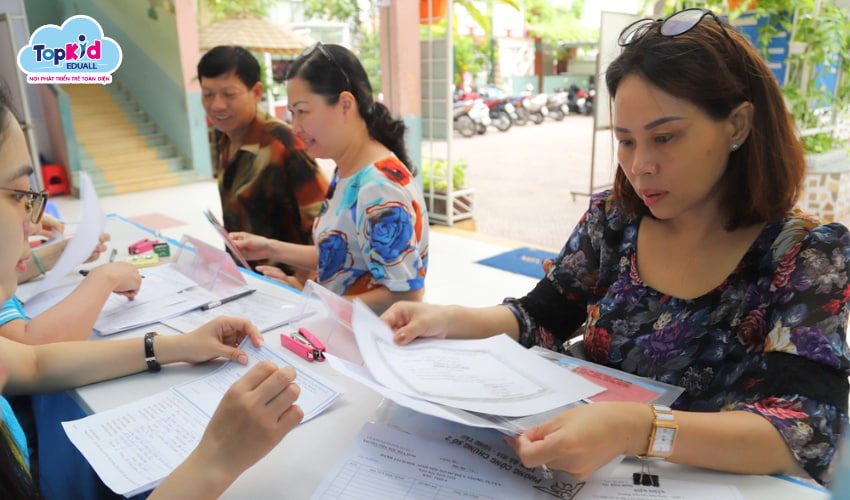 Phụ huynh nộp hồ sơ nhập học cho con Phụ huynh nộp hồ sơ nhập học cho con