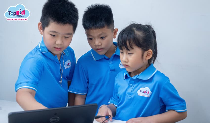 Trẻ học lập trình kéo thả Scratch 