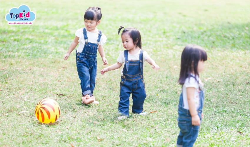 Sự phát triển cơ bản về vận động của trẻ 3 tuổi. Sự phát triển cơ bản về vận động của trẻ 3 tuổi.