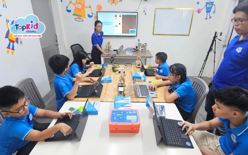 Khóa học lập trình AI cho trẻ từ 8–12 tuổi tại TOPKID EDUALL