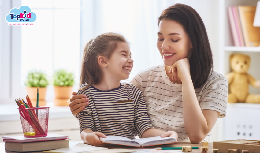 Bố mẹ đồng hành cùng con, khen ngợi con.
