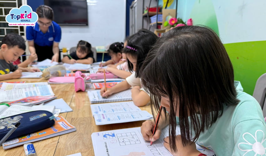 Lớp tiền tiểu học tại Học viện TOPKID EDUALL.