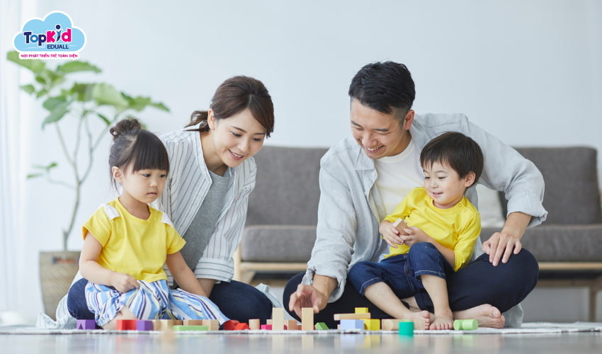 Phụ huynh kiểm tra tại nhà xem con mình có các dấu hiệu chậm nói không?