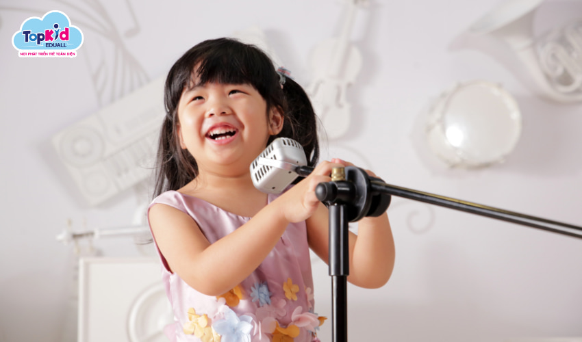 Trẻ biết hát, đọc thơ, kể chuyện ngắn.
