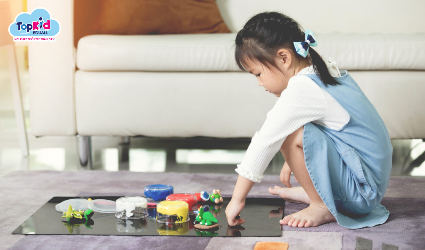 Trẻ thích chơi một mình, không thích chơi, trò chuyện với bạn bè.