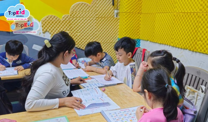 Đội ngũ giáo viên đóng vai trò là người đồng hành cùng sự phát triển của bé