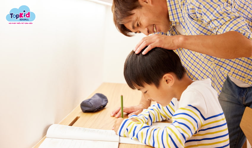 Bố mẹ động viên, khen ngợi con.