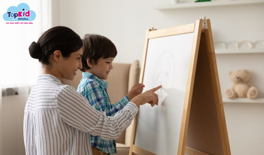 Luôn động viên khuyến khích và tạo cho con một góc sáng tạo riêng Luôn động viên khuyến khích và tạo cho con một góc sáng tạo riêng