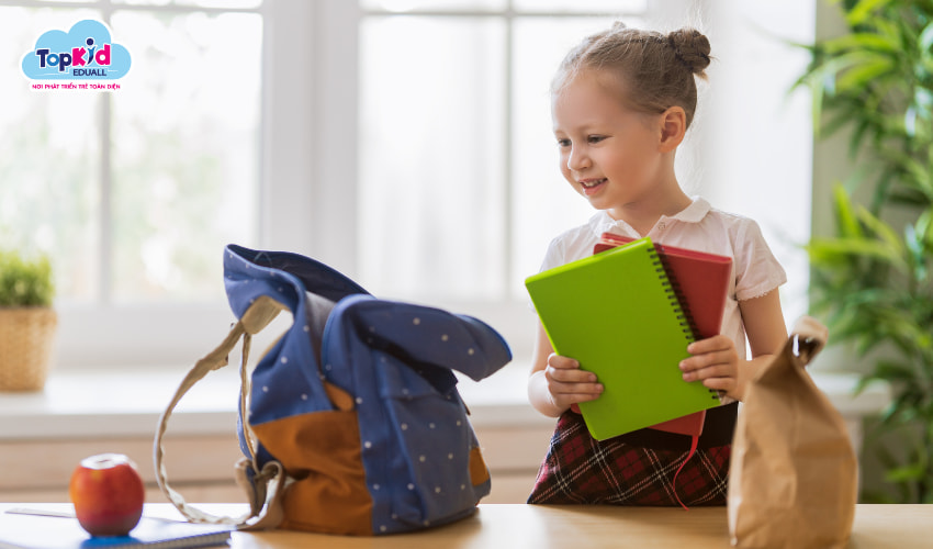 Con tự chuẩn bị tập sách, dụng cụ học tâp.