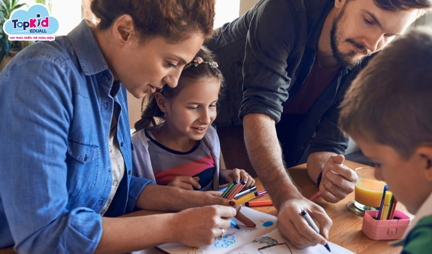 Trò chuyện cùng con sau mỗi bức tranh được hoàn thành Trò chuyện cùng con sau mỗi bức tranh được hoàn thành