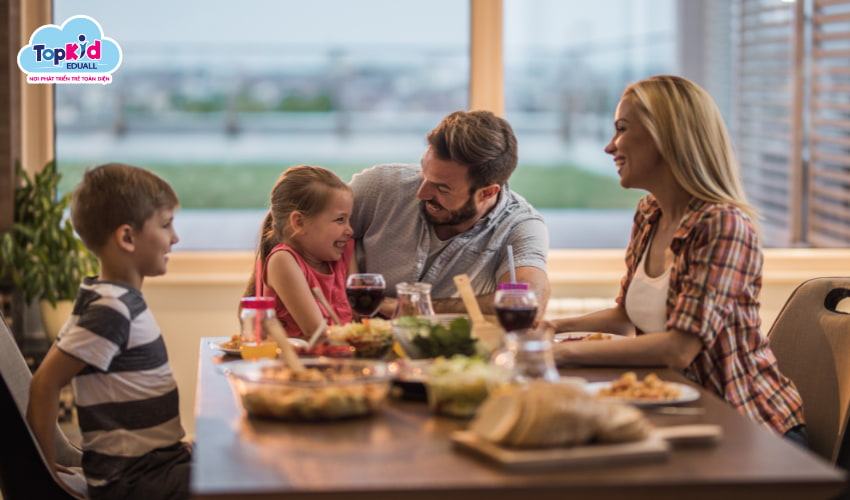 Giao tiếp tôn trọng là chìa khóa rèn luyện tính độc lập cho trẻ.