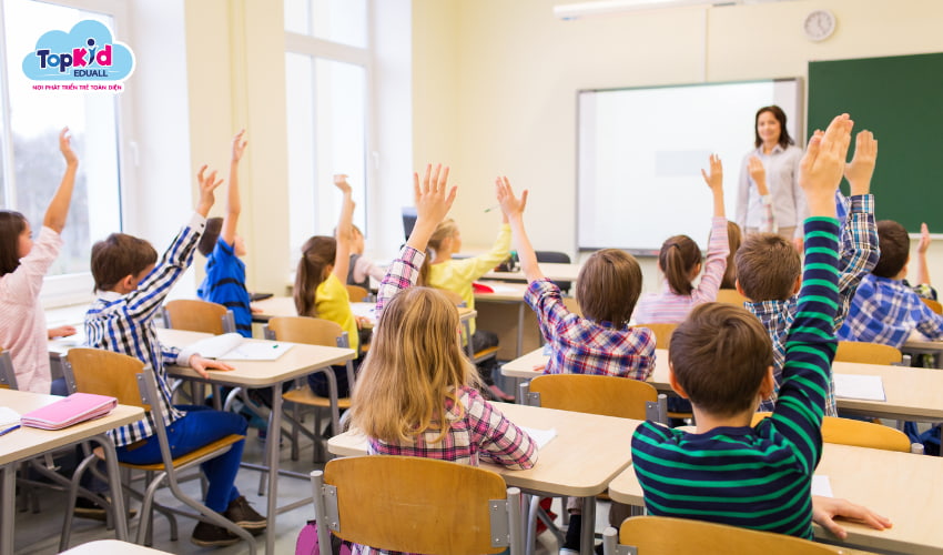 Trẻ giơ tay phát biểu.