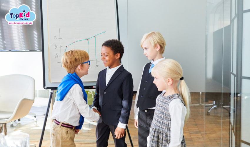 Trẻ biết chào hỏi, tự giới thiệu bản thân.