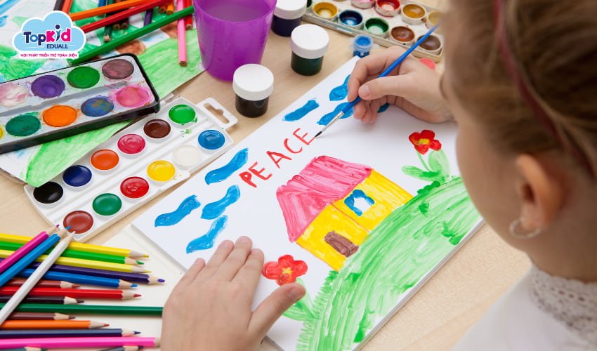 Trẻ kể chuyện qua những bức tranh tự vẽ.