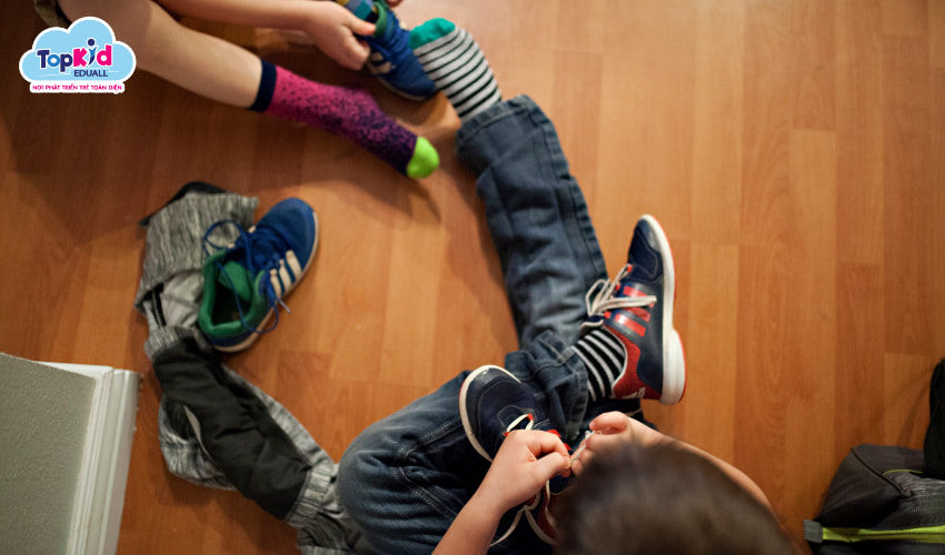 Trẻ tự mặc quần áo, mang giày dép.