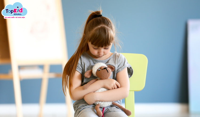 Lòng tự trọng bị giảm sút, trẻ thường xuyên tự trách bản thân