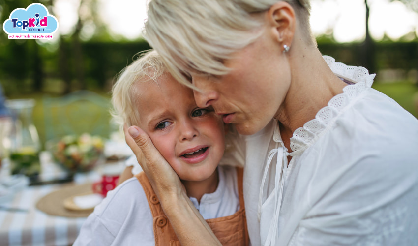 Giúp con bình tĩnh cảm xúc và dẫn dắt con mô tả lại vấn đề con gặp phải