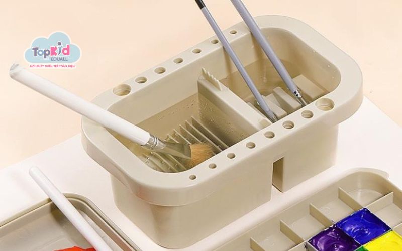 Cốc nước và dụng cụ pha