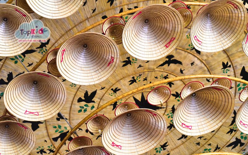 Chuẩn bị dụng cụ để trang trí nón lá