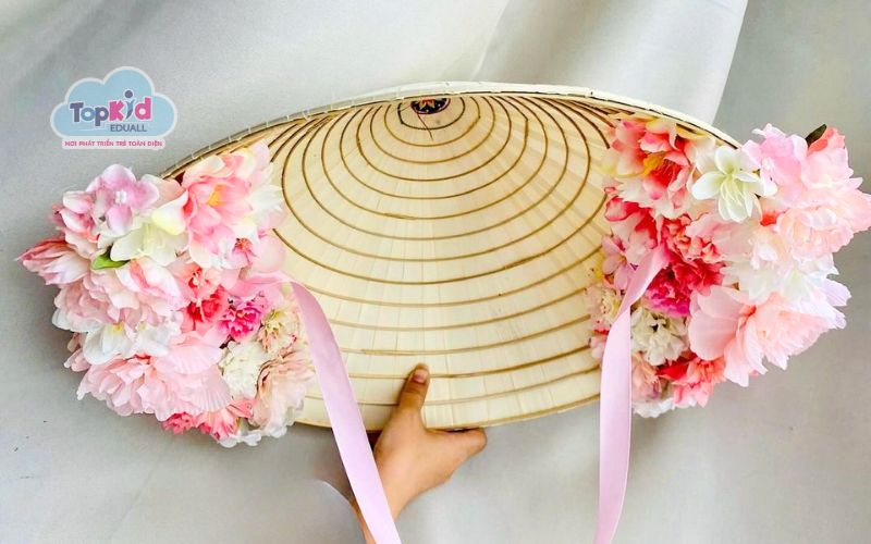 Trang trí nón lá kết hợp vải, ruy băng