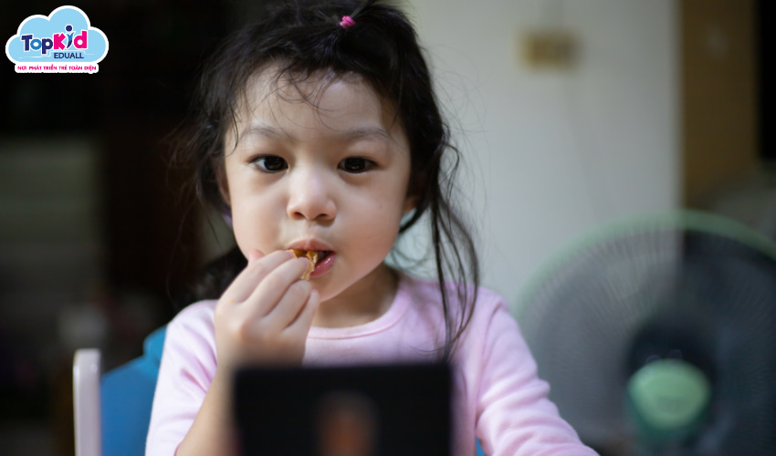 Ăn uống sát giờ và tiếp xúc ánh sáng xanh quá nhiều cũng ảnh hưởng đến chất lượng giác ngủ của trẻ