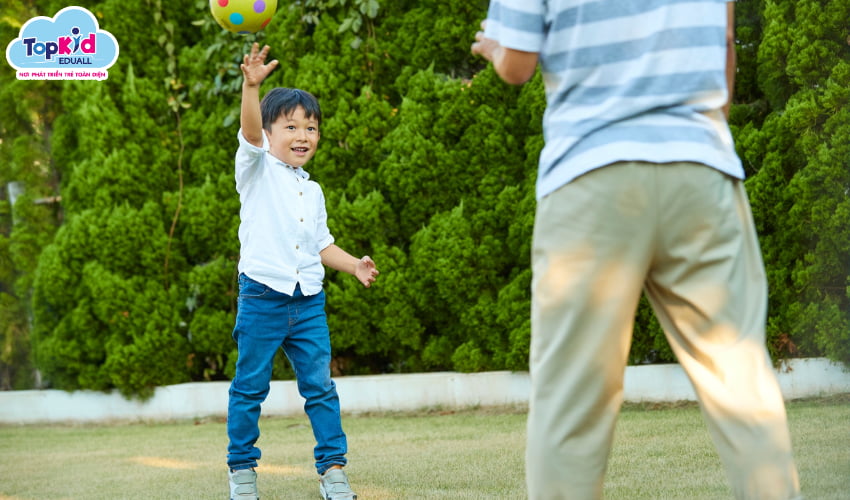 Bắt và ném bóng: Phối hợp tay – mắt – não bộ