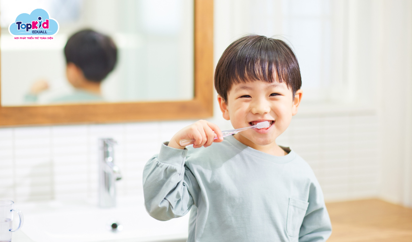 Bé tự chải răng đúng cách.