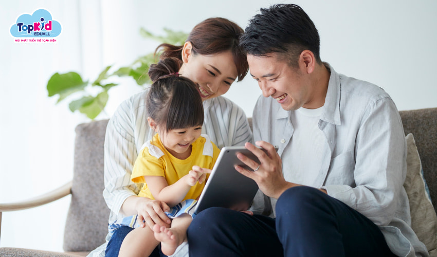 Cha mẹ hướng dẫn con sử dụng điện thoại an toàn bằng Family Link.