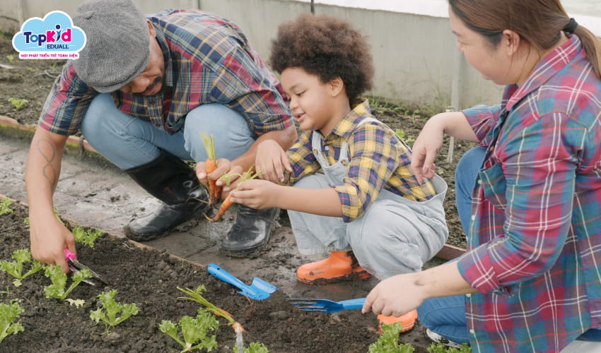 Học sinh trải nghiệm làm vườn tại mô hình trường học nông trại Farm School. Học sinh trải nghiệm làm vườn tại mô hình trường học nông trại Farm School.