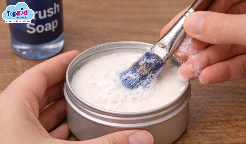 Dùng xà phòng rửa cọ chuyên dụng (Brush Soap)