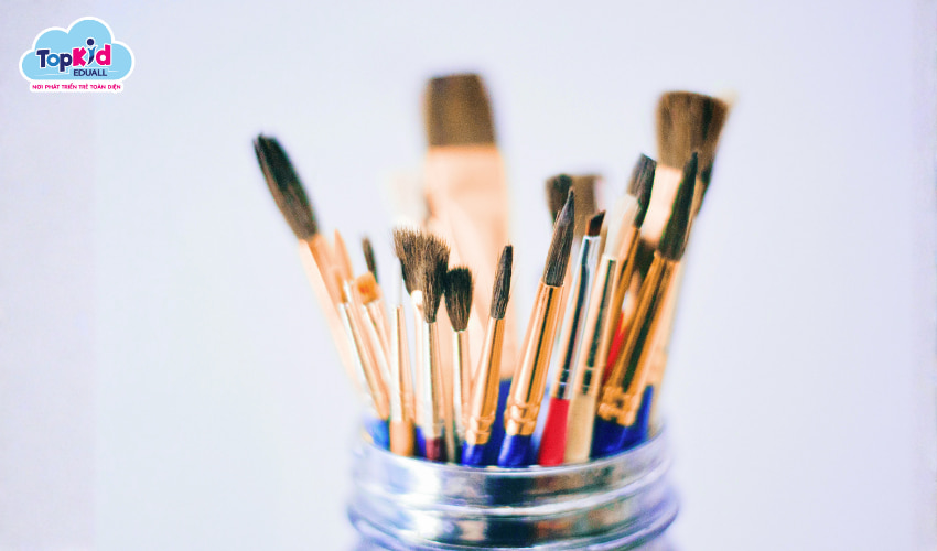 Các loại cọ vẽ màu nước bé cần có.