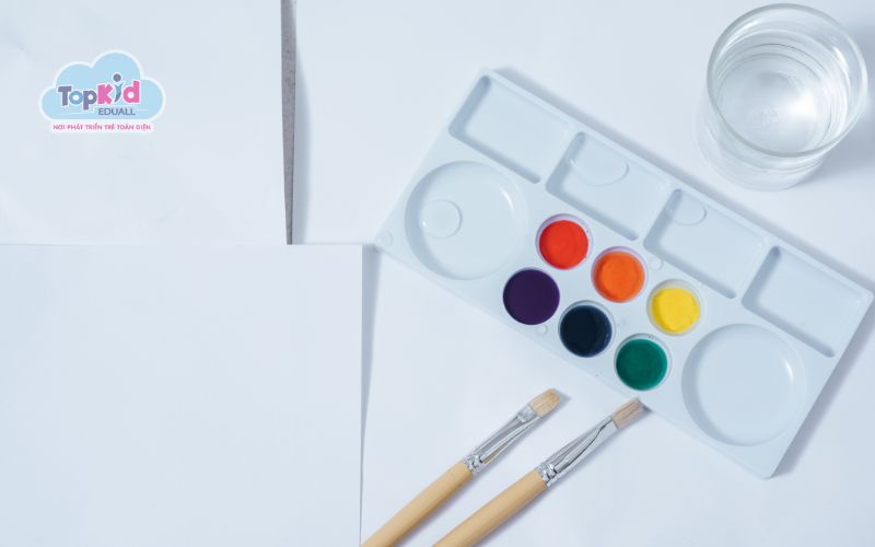 Chuẩn bị dụng cụ vẽ tranh bằng màu nước cho trẻ em