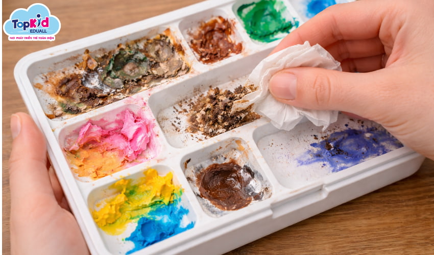 Khi màu đã khô cứng hoàn toàn, nên loại bỏ phần màu hỏng để tránh lẫn vào các màu còn dùng được