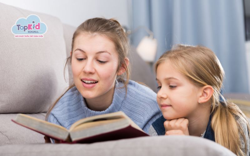 Cách dạy tiếng Anh cho trẻ lớp 1 tại nhà: Đọc sách và kể chuyện cùng con