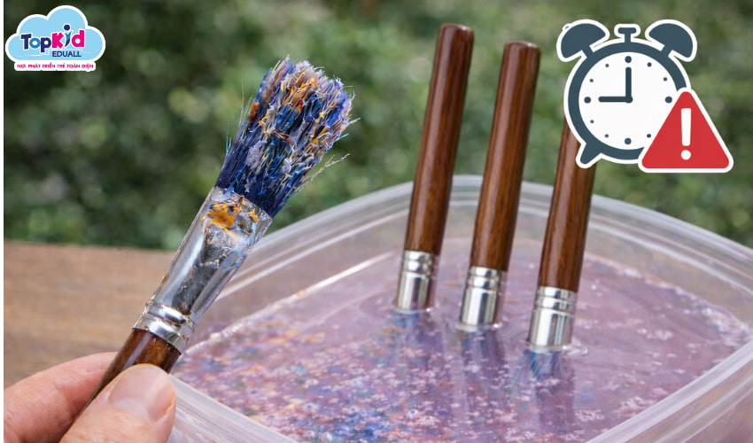 Không để cọ dính màu khô ngoài không khí