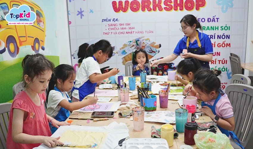Lớp học vẽ sáng tạo tại TOPKID Art Tân Bình.